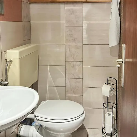 Appartamento 2 Bedroom Amazing In Viskovo